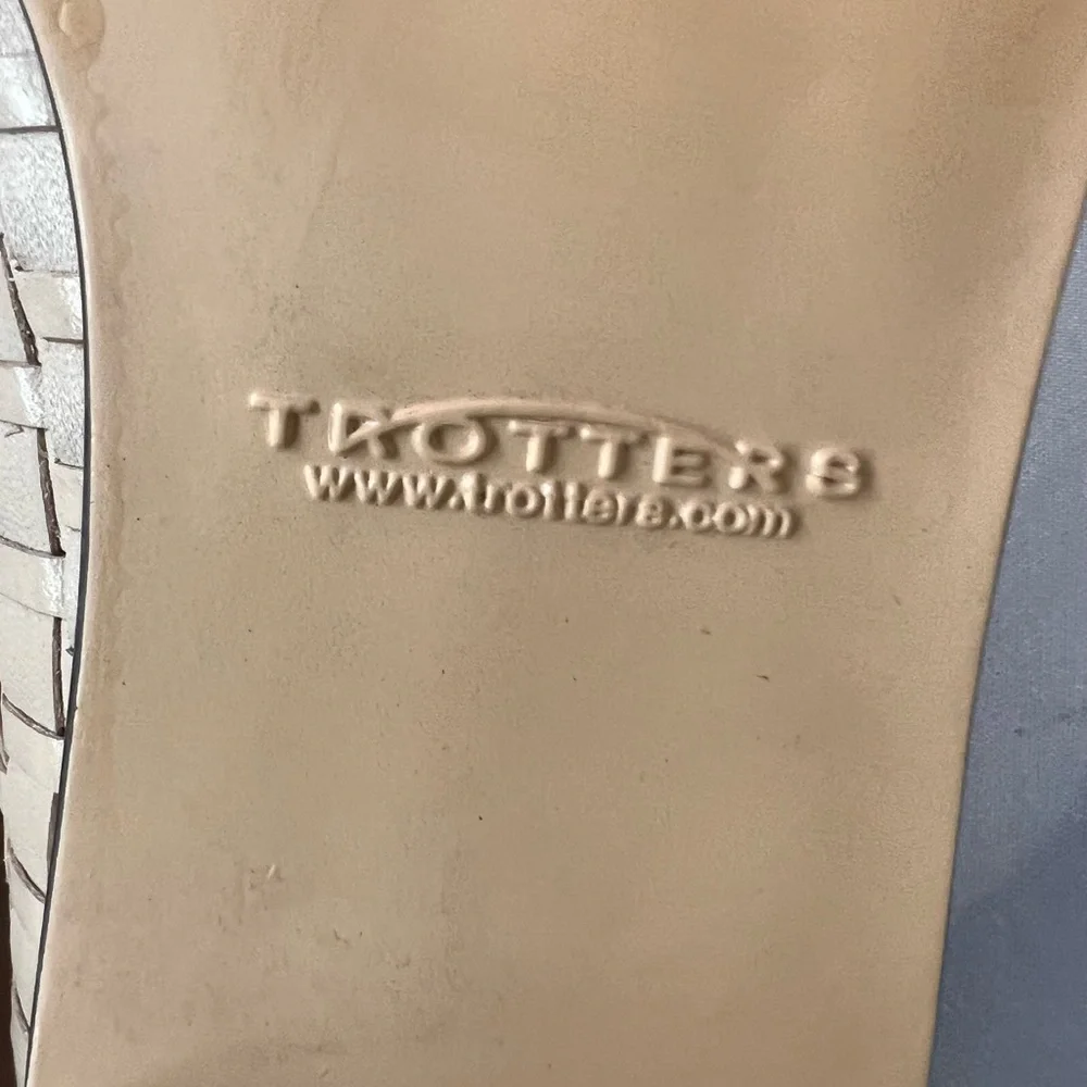 Trotters Women's Beige Woven Flats